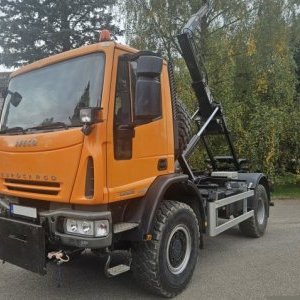 foto 4x4 hák 13.5t Iveco komunál ZIMA+LÉTO kropice sypač kontejner