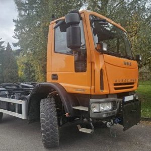 foto 4x4 hák 13.5t Iveco komunál ZIMA+LÉTO kropice sypač kontejner