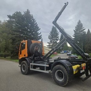 foto 4x4 hák 13.5t Iveco komunál ZIMA+LÉTO kropice sypač kontejner