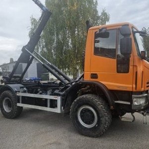 foto 4x4 hák 13.5t Iveco komunál ZIMA+LÉTO kropice sypač kontejner