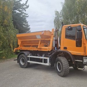 foto 4x4 hák 13.5t Iveco komunál ZIMA+LÉTO kropice sypač kontejner