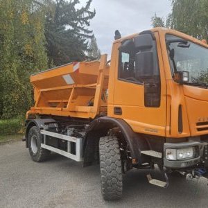 foto 4x4 hák 13.5t Iveco komunál ZIMA+LÉTO kropice sypač kontejner